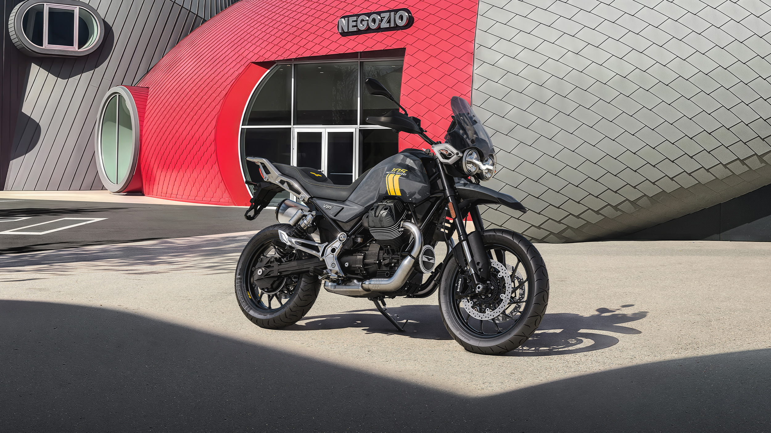 MotoGuzzi_V85_105anniversary_16_9